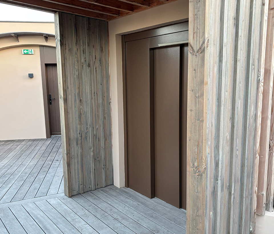 Menuisier pour installation de porte intérieure à Draguignan
