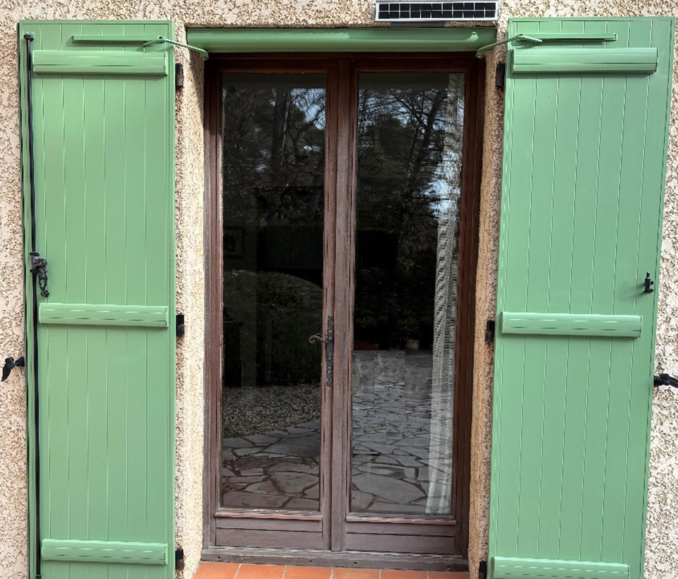 Menuisier pour installation de porte intérieure à Draguignan
