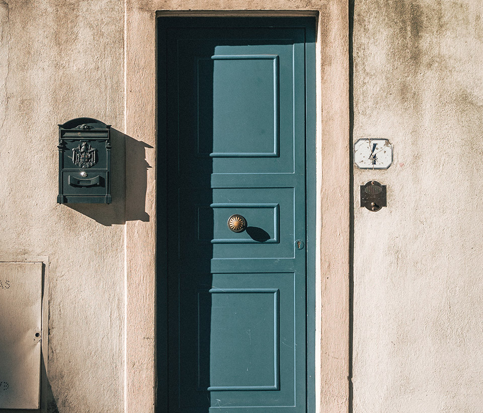 Menuisier pour installation de porte intérieure à Draguignan